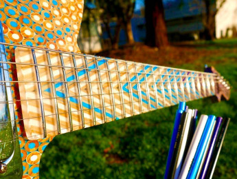 Burls Art vuelve al ataque, ahora con un mástil hecho con 400 lápices de colores