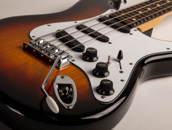 Spellcaster Bass: Bajo con forma de Stratocaster con vibrato diseñado por Stanley Clarke