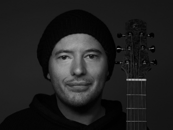 El guitarrista Alan Gogoll bate el récord del mundo al tocar 1.000 armónicos en un minuto