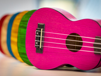 UK-12 Stained Ash: nuevos Ukuleles coloridos y económicos de Harley Benton