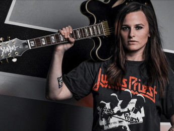 Epiphone presenta la Emily Wolfe Sheraton Stealth para la guitarrista y cantautora tejana