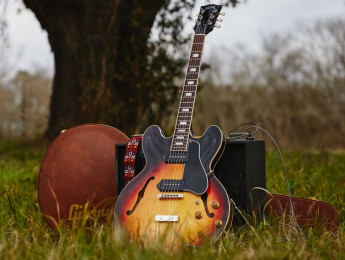 Gibson rinde tributo al bluesman Slim Harpo y a su esposa Lovell recreando su guitarra ES-330