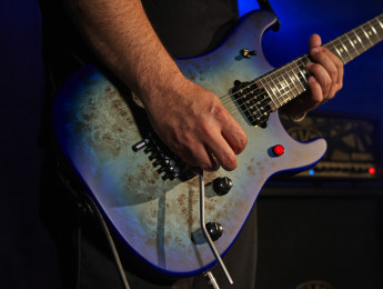 Nuevas EVH 5150 Series Standard y Deluxe con tapa de raiz de álamo y pulsador Kill Switch