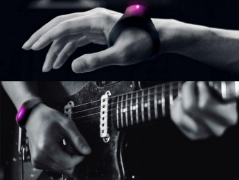 Sony Motion Sonic: Una pulsera para controlar tus efectos de guitarra con el movimiento de la mano