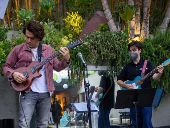 Sin sorpresas: John Mayer sigue sonando a él aunque toque con una Epiphone y un combo Roland