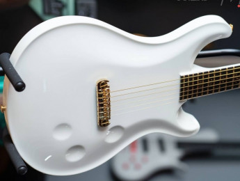 PRS Sculpture Custom 24, una guitarra hollow minimalista sin controles y solo un piezo en el puente