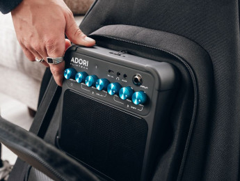 Adori Audio Slimtech, un ampli tan plano que cabe en el bolsillo de la guitarra