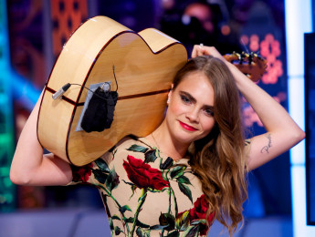 El desafío del mes: toca un tema con la guitarra detrás de la cabeza