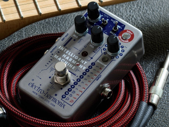 El EHX Intelligent Harmony Machine combina un pitch shifter y un armonizador inteligente en un pedal