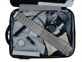 Minicorda es una guitarra acústica de viaje con mástil hueco que cabe en una maleta