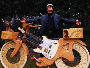 Guitarralinda: La primera bicicleta/guitarra del mundo está en Tenerife y cualquiera puede tocarla