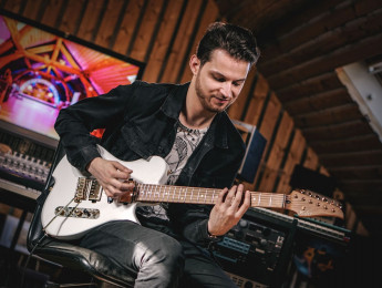 Vola Vasti KJM J1, el nuevo modelo signature para el guitarrista Kaspar Jalily