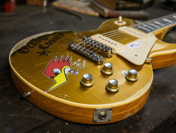 Gibson Mike Ness 1976 Les Paul Deluxe, réplica de la guitarra del líder del grupo Social Distortion