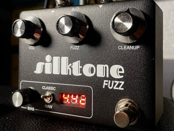 El Silktone Fuzz permite ver en su pantalla el bias de los transistores de germanio y ajustarlo