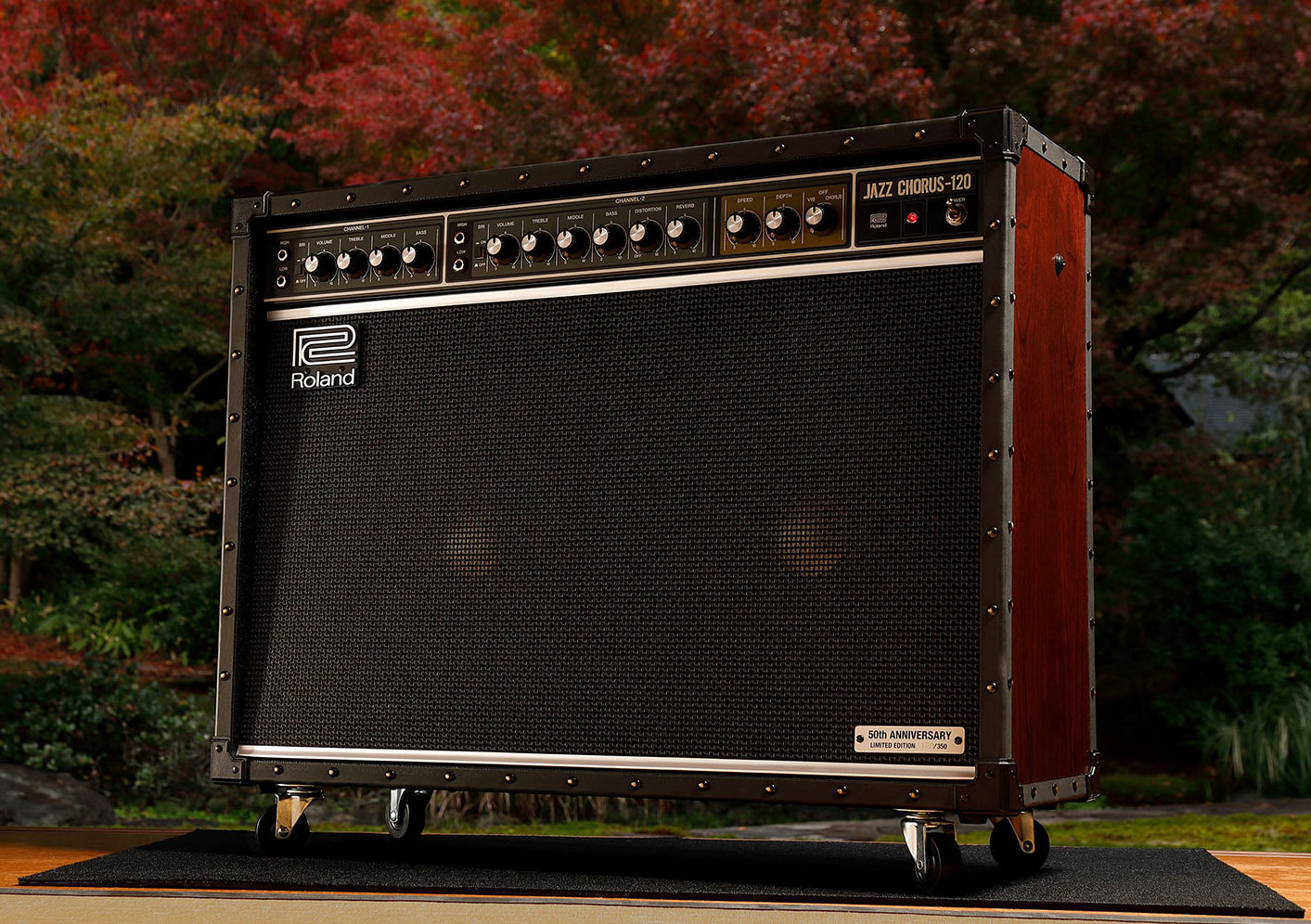 Un Roland JC-120 Jazz Chorus con acabado de cerezo para celebrar