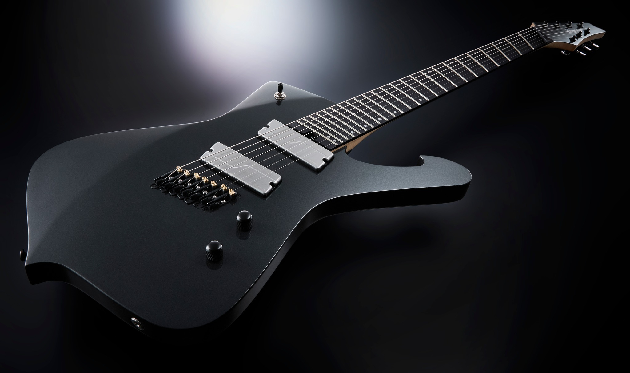 La clásica Ibanez Iceman de los 70 se moderniza con 7 cuerdas multiescala y pastillas Fishman Fluence