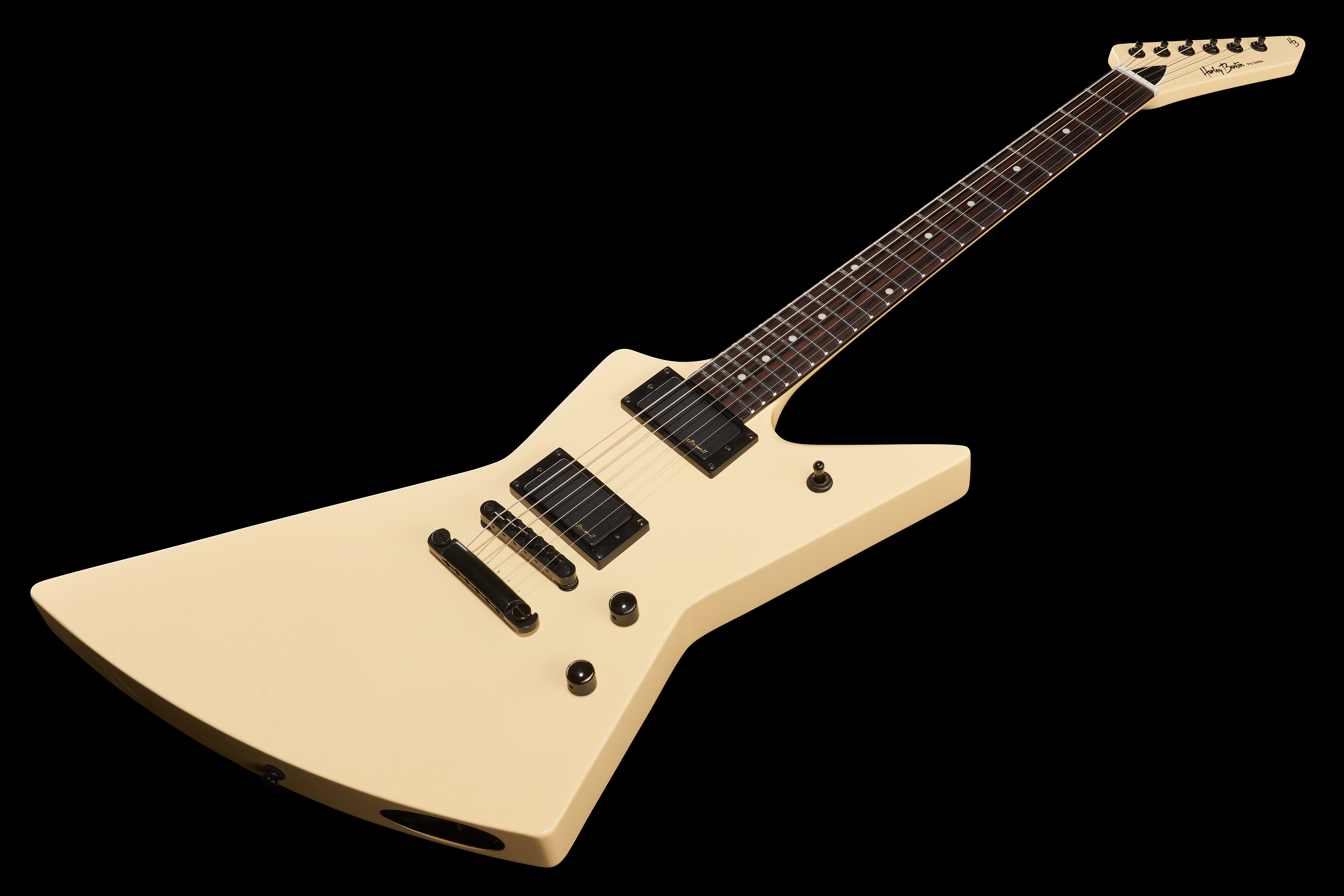 Benton EX-84 Modern, guitarra tipo Explorer de muy "metálica" |