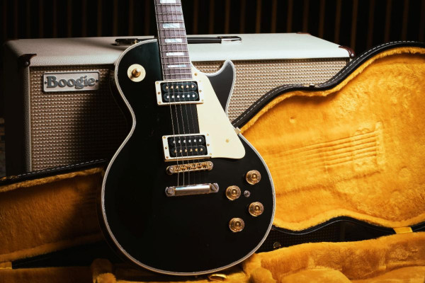 Gibson Noel Gallagher 1978 Les Paul Custom, réplica con fines benéficos de la guitarra usada con Oasis