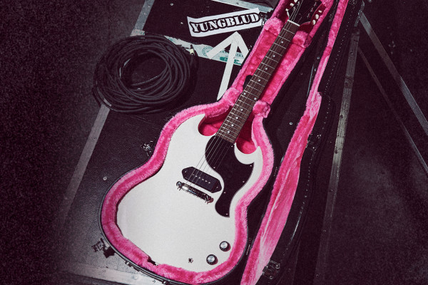 Epiphone Yungblud SG Junior signature, minimalista guitarra basada en la Gibson del 64 del músico británico