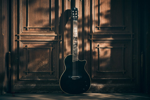 Harley Benton Nashville Nylon Plus Black, una acústica con cuerdas de nylon con aires "polyphicos"