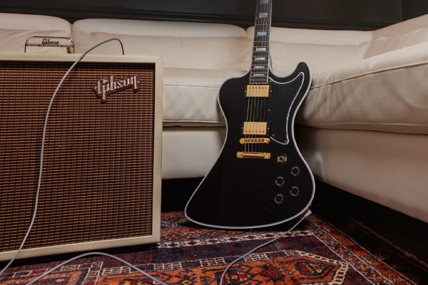 Gibson RD Custom Ebony, un regreso Custom Shop de la mezcla de Explorer y Firebird con escala de 25,5″