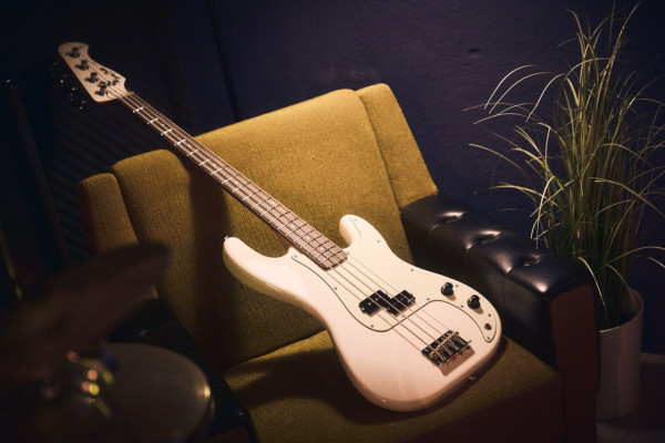 Harley Benton PB-62, un bajo de estética Precision (pero con algunas modernidades) por debajo de 200 euros