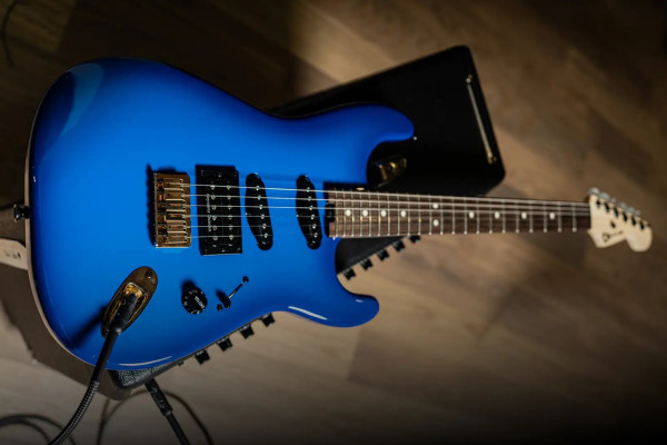 La nueva Jake E Lee Pro-Mod Signature en Blue Burst es una versión más asequible de su Charvel USA