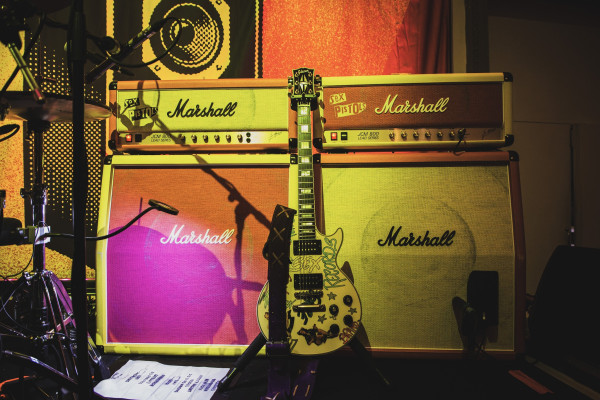 Un Marshall JCM800 Half Stack para muy fans de los Sex Pistols que conmemora los 50 años de la banda