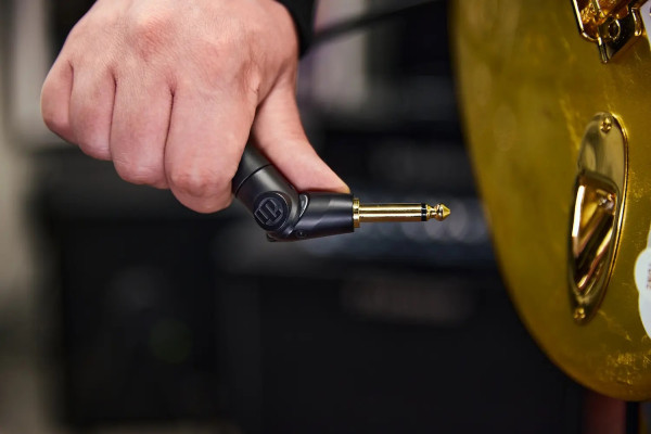 Adam Hall Flipjack, un cable con jack giratorio que pasa de recto a acodado
