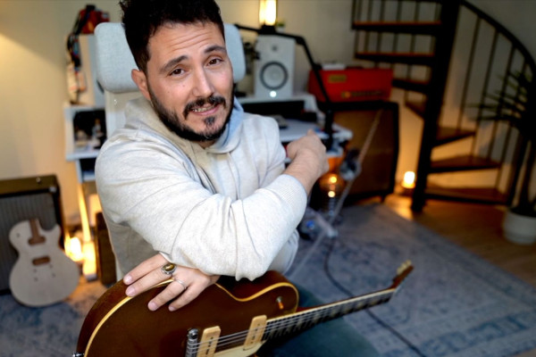 Tony Waka y su equipo de guitarra para casa: válvulas, ¡pero controladas!