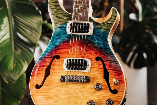 PRS Guitars y Ed Sheeran presentan la nueva SE Hollowbody I Piezo Baritone híbrida acústica-eléctrica
