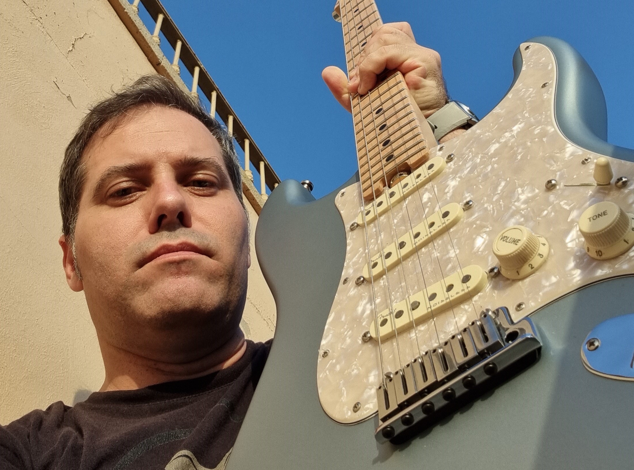Bajo los focos: "Drag and drop" Javier Salinas | Guitarristas