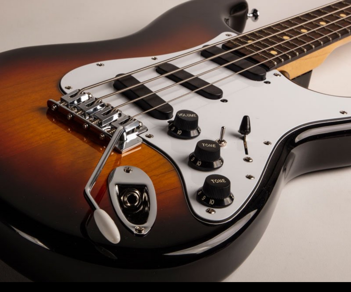 Spellcaster Bass Bajo con forma de Stratocaster con vibrato diseñado